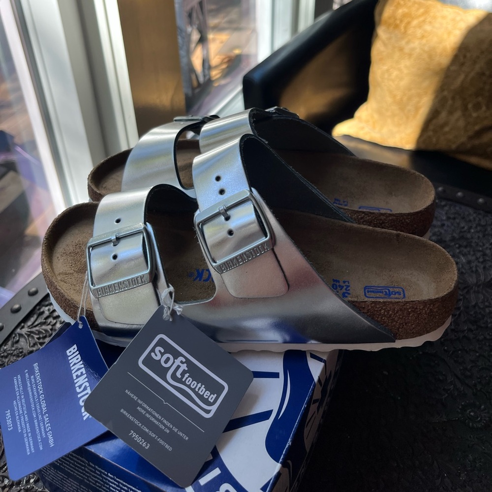 BIRKENSTOCK ARIZONA SOFT FOOTBED SANDALS IN METALLIC SILVER 37 6 - Picture 7 of 13